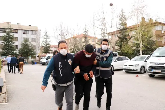 Kendisini darp etmeye çalışan şahsı öldüren kadın adliyeye sevk edildi Kendisini darp etmeye çalışan şahsı öldüren kadın adliyeye sevk edildi