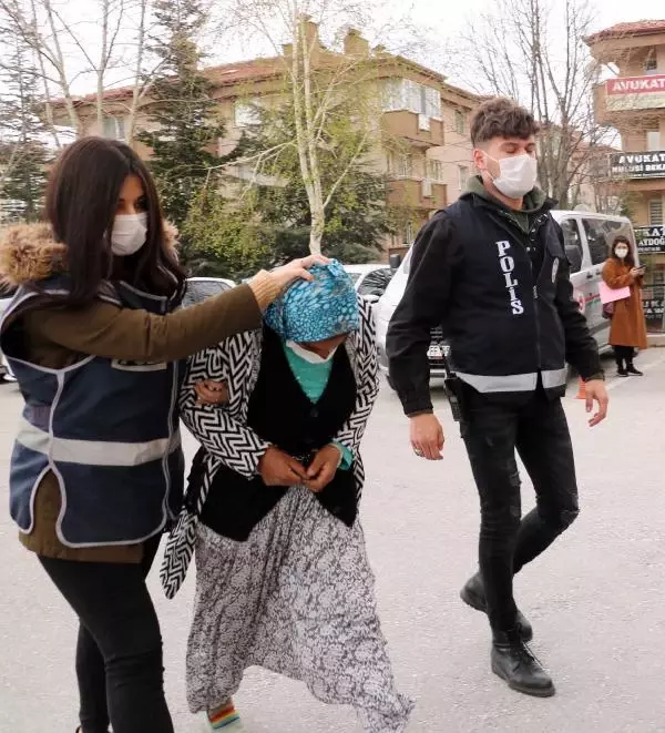 DARBETMEYE KALKIŞAN AKRABASINI ÖLDÜREN KADIN ADLİYEDE DARBETMEYE KALKIŞAN AKRABASINI ÖLDÜREN KADIN ADLİYEDE