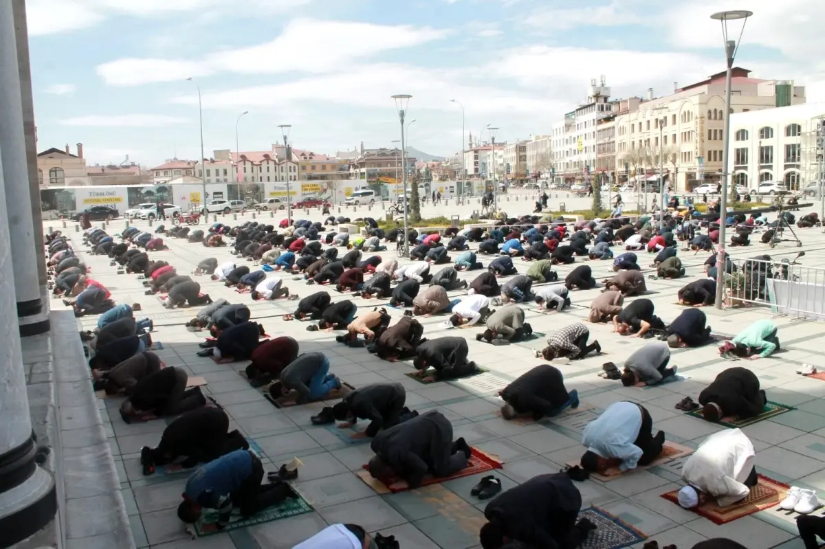 Konya'da Ramazan ayının ilk Cuma namazı tedbirlerle kılındı