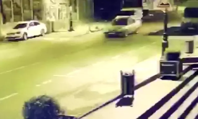 Maltepe'de sokağa çıkma kısıtlamasında araba hırsızlığı güvenlik kamerasında
