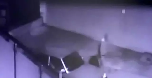 Maltepe'de sokağa çıkma kısıtlamasında araba hırsızlığı güvenlik kamerasında