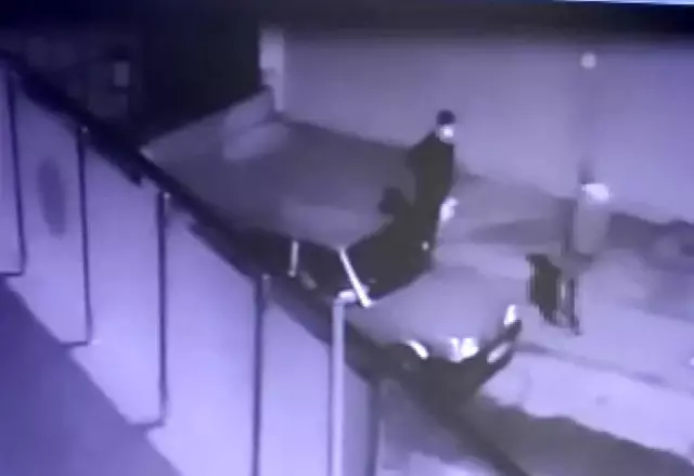 Maltepe'de sokağa çıkma kısıtlamasında araba hırsızlığı güvenlik kamerasında