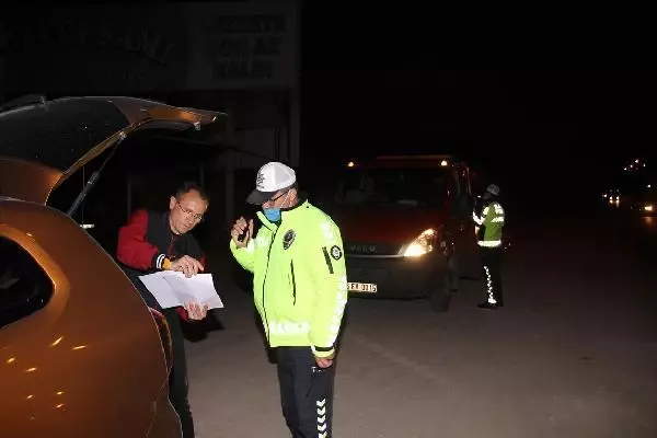 Son dakika haber! Manisa'da seyahat kısıtlaması: Araçlara izin belgesi kontrolü yapıldı Son dakika haber! Manisa'da seyahat kısıtlaması: Araçlara izin belgesi kontrolü yapıldı