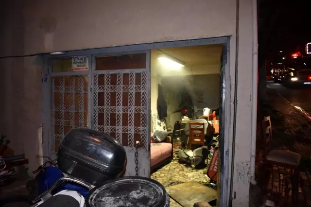 Motosiklette çıkan yangın dükkanı yakmadan söndürüldü Motosiklette çıkan yangın dükkanı yakmadan söndürüldü