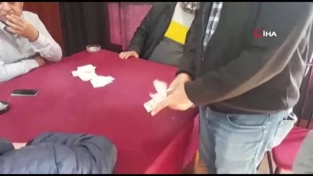 Osmaniye'de kumar oynayan 5 kişiye 25 bin lira ceza Osmaniye'de kumar oynayan 5 kişiye 25 bin lira ceza