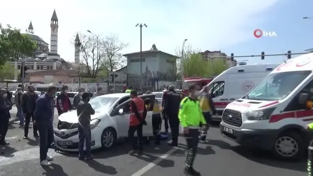 Otomobil, dönüşü yasak olan yola girdi: 5'i ağır 7 yaralı Otomobil, dönüşü yasak olan yola girdi: 5'i ağır 7 yaralı