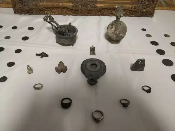 Otomobilde 85 adet tarihi eser ele geçirildi Otomobilde 85 adet tarihi eser ele geçirildi