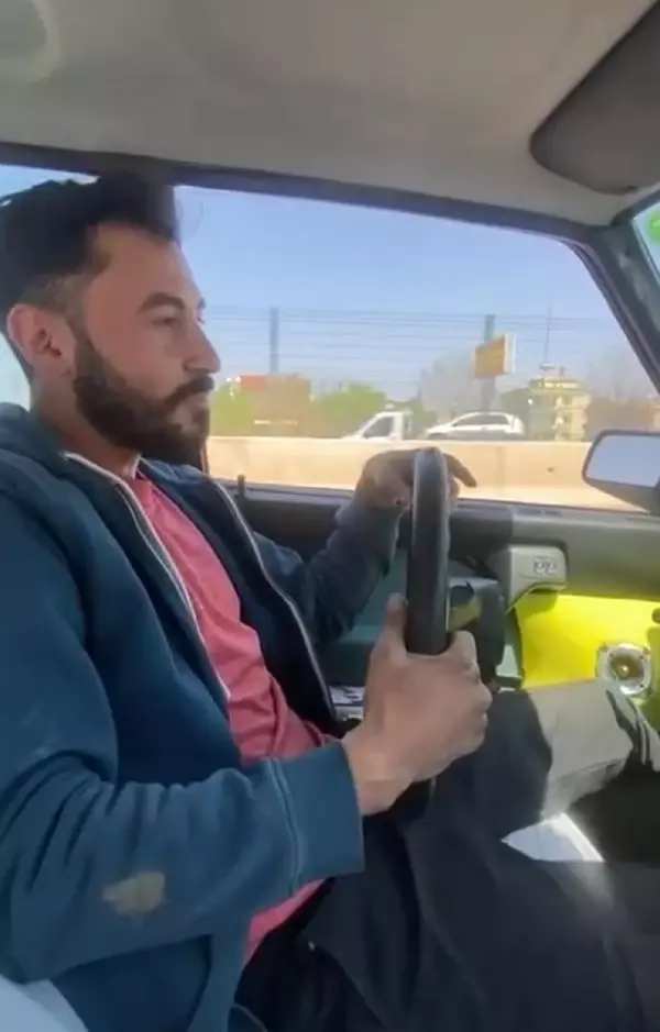 Son dakika haber | Otomobili direksiyonunu çıkararak kullandığı görüntüler tepki çekti Son dakika haber | Otomobili direksiyonunu çıkararak kullandığı görüntüler tepki çekti