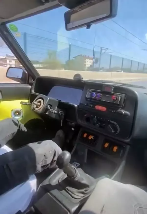 Son dakika haber | Otomobili direksiyonunu çıkararak kullandığı görüntüler tepki çekti Son dakika haber | Otomobili direksiyonunu çıkararak kullandığı görüntüler tepki çekti