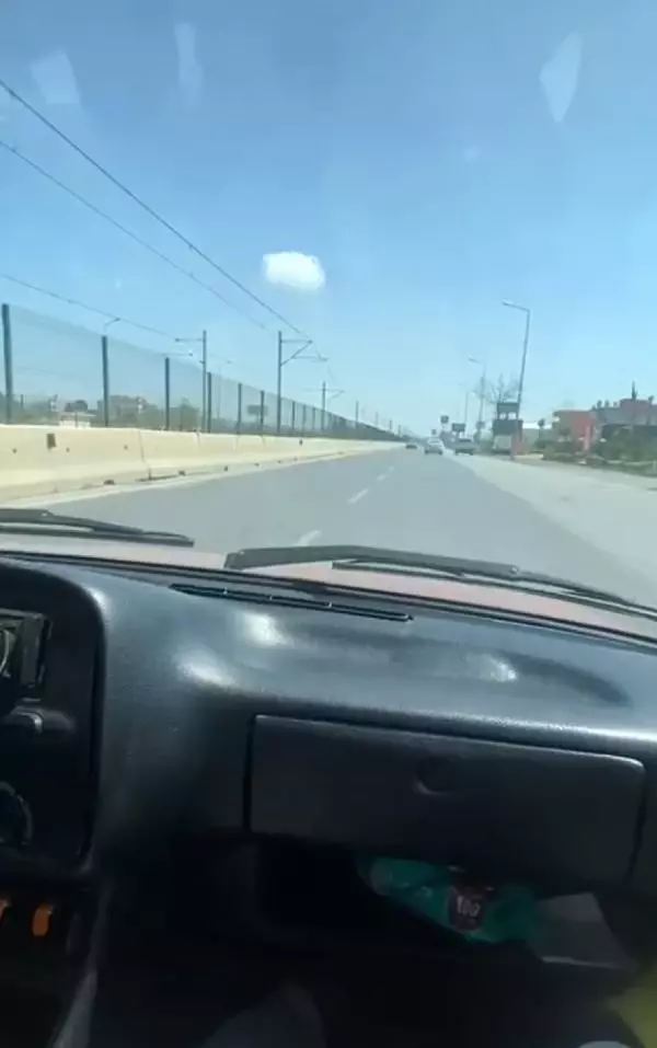 Son dakika haber | Otomobili direksiyonunu çıkararak kullandığı görüntüler tepki çekti Son dakika haber | Otomobili direksiyonunu çıkararak kullandığı görüntüler tepki çekti