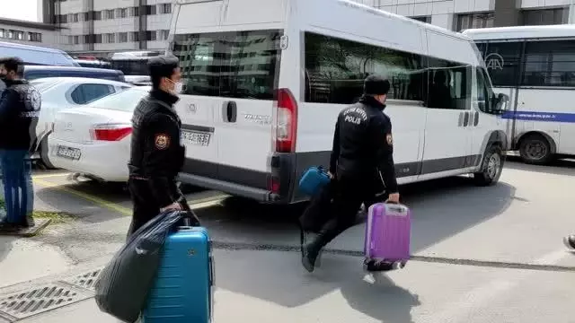Son dakika gündem: Peker'in elebaşı olduğu belirtilen suç örgütüne yönelik operasyonda yakalanan 49 şüpheli adliyeye sevk edildi Son dakika gündem: Peker'in elebaşı olduğu belirtilen suç örgütüne yönelik operasyonda yakalanan 49 şüpheli adliyeye sevk edildi