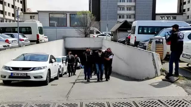 Son dakika gündem: Peker'in elebaşı olduğu belirtilen suç örgütüne yönelik operasyonda yakalanan 49 şüpheli adliyeye sevk edildi Son dakika gündem: Peker'in elebaşı olduğu belirtilen suç örgütüne yönelik operasyonda yakalanan 49 şüpheli adliyeye sevk edildi