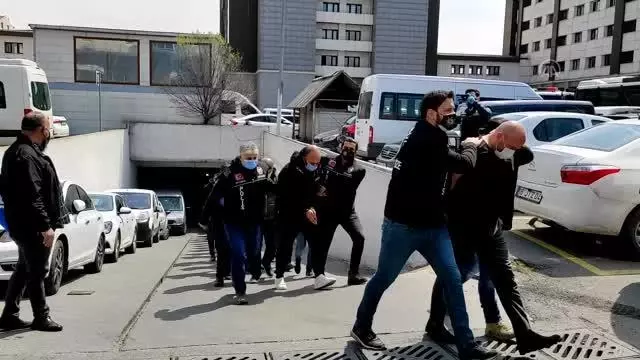 Son dakika gündem: Peker'in elebaşı olduğu belirtilen suç örgütüne yönelik operasyonda yakalanan 49 şüpheli adliyeye sevk edildi Son dakika gündem: Peker'in elebaşı olduğu belirtilen suç örgütüne yönelik operasyonda yakalanan 49 şüpheli adliyeye sevk edildi