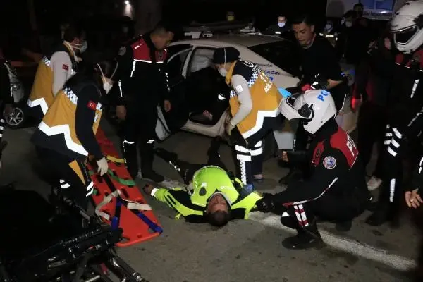 ADANA-Polis aracı, kovalamaca sırasında ağaca çarptı: 2 yaralı ADANA-Polis aracı, kovalamaca sırasında ağaca çarptı: 2 yaralı