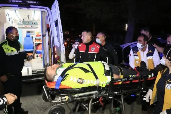 ADANA-Polis aracı, kovalamaca sırasında ağaca çarptı: 2 yaralı ADANA-Polis aracı, kovalamaca sırasında ağaca çarptı: 2 yaralı