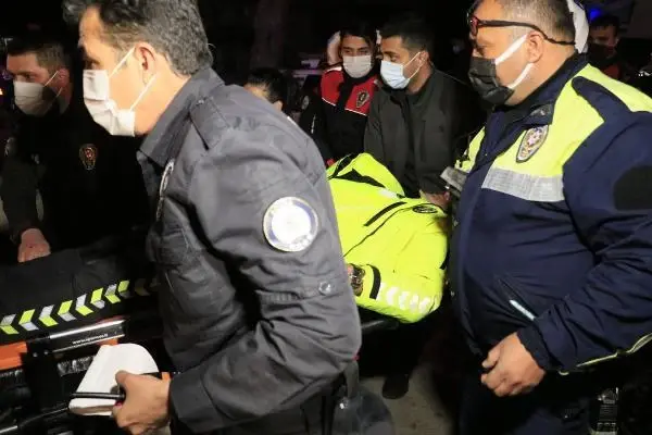 ADANA-Polis aracı, kovalamaca sırasında ağaca çarptı: 2 yaralı ADANA-Polis aracı, kovalamaca sırasında ağaca çarptı: 2 yaralı
