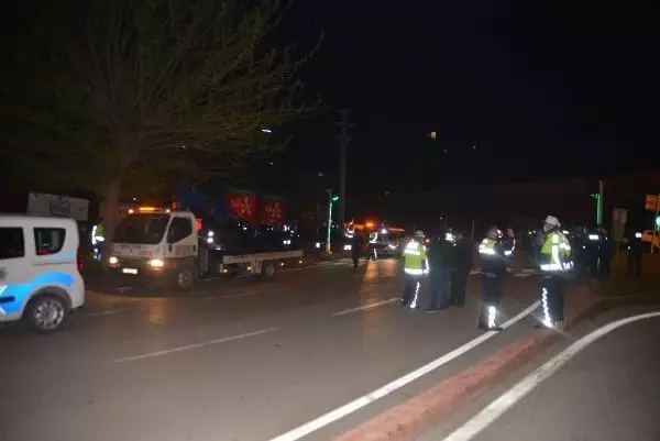 ADANA-Polis aracı, kovalamaca sırasında ağaca çarptı: 2 yaralı ADANA-Polis aracı, kovalamaca sırasında ağaca çarptı: 2 yaralı