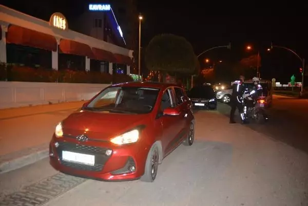 ADANA-Polis aracı, kovalamaca sırasında ağaca çarptı: 2 yaralı ADANA-Polis aracı, kovalamaca sırasında ağaca çarptı: 2 yaralı