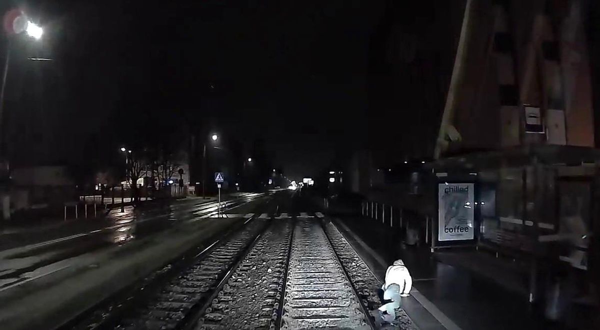Polonya'da genç kadın tramvayın altında kalmaktan son anda kurtuldu