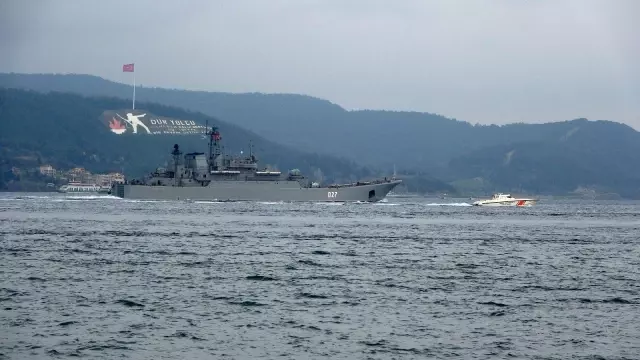 Rusya gemilerini Karadeniz'e çekiyor...İki savaş gemisi Çanakkale'den geçti Rusya gemilerini Karadeniz'e çekiyor...İki savaş gemisi Çanakkale'den geçti