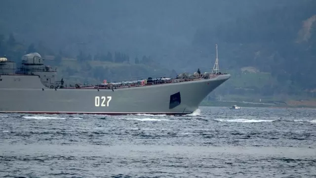 Rusya gemilerini Karadeniz'e çekiyor...İki savaş gemisi Çanakkale'den geçti Rusya gemilerini Karadeniz'e çekiyor...İki savaş gemisi Çanakkale'den geçti