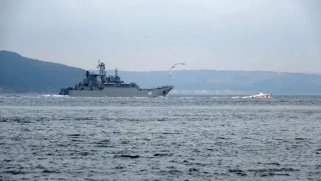 Rusya gemilerini Karadeniz'e çekiyor...İki savaş gemisi Çanakkale'den geçti Rusya gemilerini Karadeniz'e çekiyor...İki savaş gemisi Çanakkale'den geçti