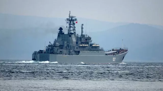 Rusya gemilerini Karadeniz'e çekiyor...İki savaş gemisi Çanakkale'den geçti Rusya gemilerini Karadeniz'e çekiyor...İki savaş gemisi Çanakkale'den geçti