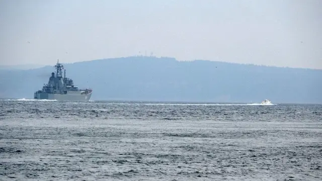 Rusya gemilerini Karadeniz'e çekiyor...İki savaş gemisi Çanakkale'den geçti Rusya gemilerini Karadeniz'e çekiyor...İki savaş gemisi Çanakkale'den geçti