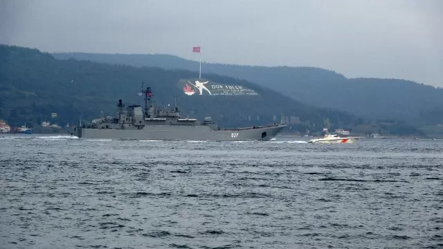 Rusya gemilerini Karadeniz'e çekiyor...İki savaş gemisi Çanakkale'den geçti Rusya gemilerini Karadeniz'e çekiyor...İki savaş gemisi Çanakkale'den geçti