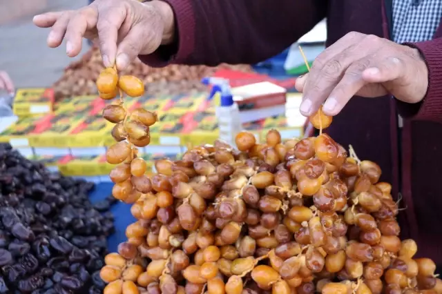 Şanlıurfa'da hurma satışları arttı Şanlıurfa'da hurma satışları arttı