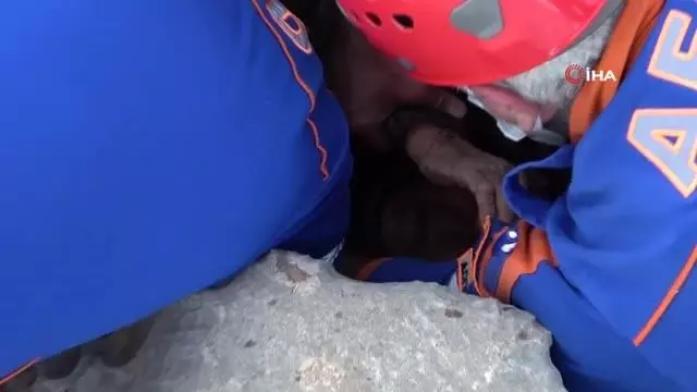 Son dakika! Sıkıştığı kayalıkların arasından kurtarılan yaşlı kadın hastanede hayatını kaybetti