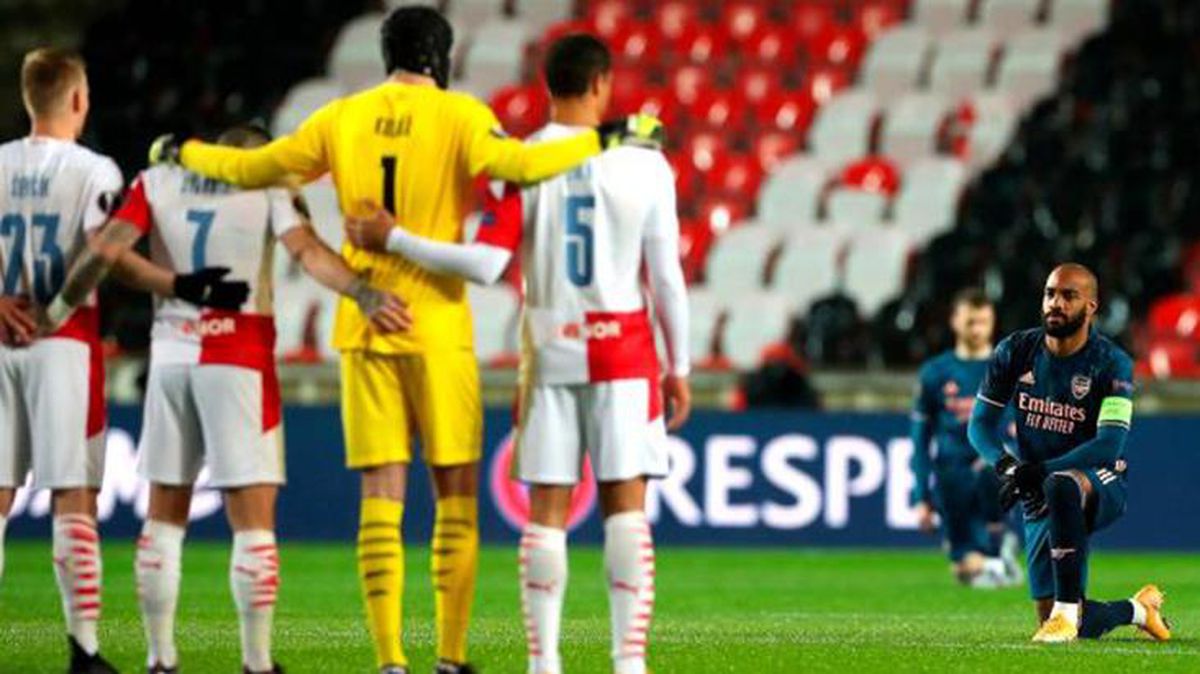 Slavia Praglı futbolcular maç öncesinde ırkçılığa karşı diz çökmedi