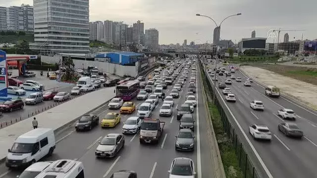 Sokağa çıkma kısıtlaması öncesi trafikte yoğunluk oluştu Sokağa çıkma kısıtlaması öncesi trafikte yoğunluk oluştu