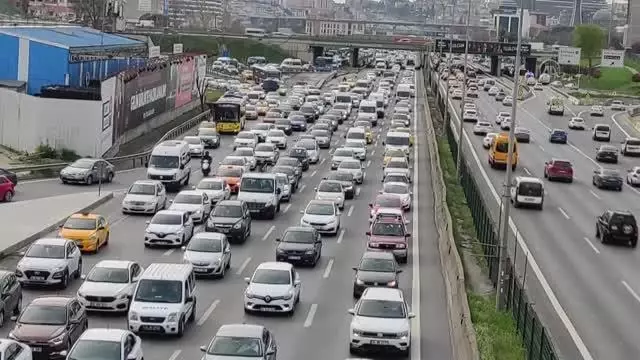 Sokağa çıkma kısıtlaması öncesi trafikte yoğunluk oluştu Sokağa çıkma kısıtlaması öncesi trafikte yoğunluk oluştu