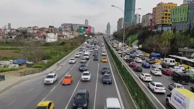 Sokağa çıkma kısıtlaması öncesi trafikte yoğunluk oluştu Sokağa çıkma kısıtlaması öncesi trafikte yoğunluk oluştu
