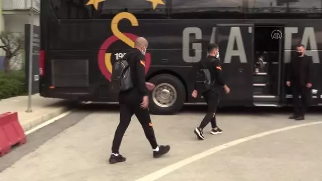Süper Lig'de Göztepe ile karşılaşacak Galatasaray İzmir'e geldi Süper Lig'de Göztepe ile karşılaşacak Galatasaray İzmir'e geldi
