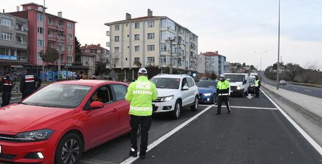 TEKİRDAĞ'DA DENETİMLERDE ARAÇ KUYRUKLARI OLUŞTU