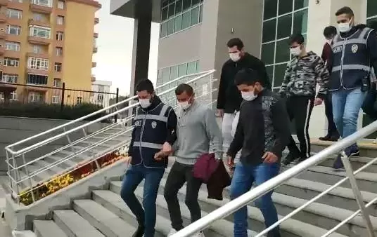 Şantaj kurbanı olan genç kız, 9 kişi tarafından defalarca birlikteliğe zorlandı Şantaj kurbanı olan genç kız, 9 kişi tarafından defalarca birlikteliğe zorlandı