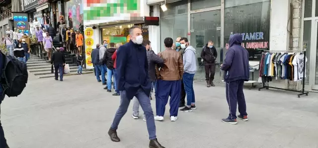 Ucuz baklavayı duyanlar salgını unuttu! Sosyal mesafeyi hiçe saydılar Ucuz baklavayı duyanlar salgını unuttu! Sosyal mesafeyi hiçe saydılar