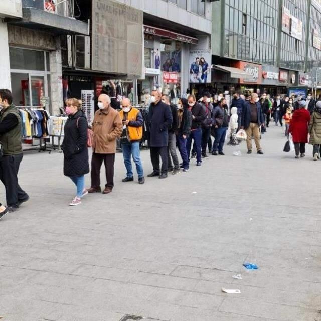 Ucuz baklavayı duyanlar salgını unuttu! Dükkan önündeki uzun kuyruk 'pes' dedirtti Ucuz baklavayı duyanlar salgını unuttu! Dükkan önündeki uzun kuyruk 'pes' dedirtti