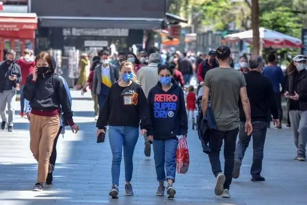 Vaka sayıları artan Antalya'da kurallar unutuldu Vaka sayıları artan Antalya'da kurallar unutuldu