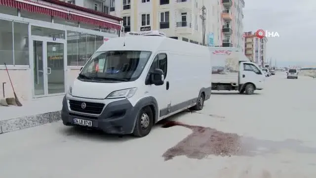Yola kan sızdıran kamyonetin kapısı açılınca gerçek ortaya çıktı Yola kan sızdıran kamyonetin kapısı açılınca gerçek ortaya çıktı