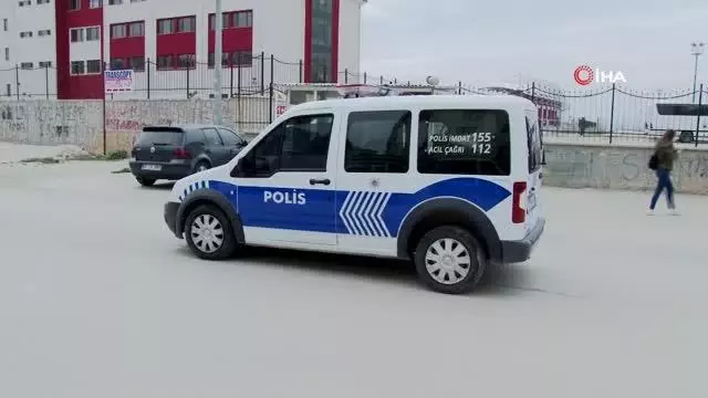 Yola kan sızdıran kamyonetin kapısı açılınca gerçek ortaya çıktı Yola kan sızdıran kamyonetin kapısı açılınca gerçek ortaya çıktı