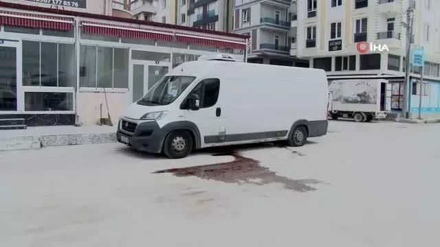 Yola kan sızdıran kamyonetin kapısı açılınca gerçek ortaya çıktı Yola kan sızdıran kamyonetin kapısı açılınca gerçek ortaya çıktı