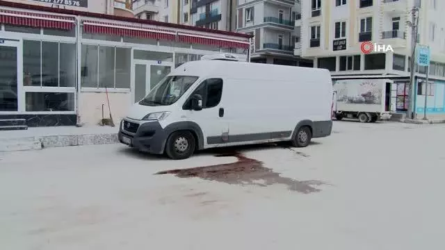Yola kan sızdıran kamyonetin kapısı açılınca gerçek ortaya çıktı Yola kan sızdıran kamyonetin kapısı açılınca gerçek ortaya çıktı
