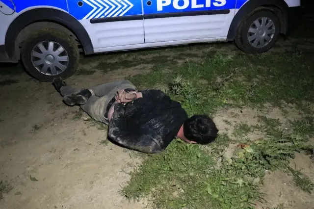 10 kilometre kaçıp tarlaya girdi, aracını tarlada bırakıp saklanırken yakalandı 10 kilometre kaçıp tarlaya girdi, aracını tarlada bırakıp saklanırken yakalandı