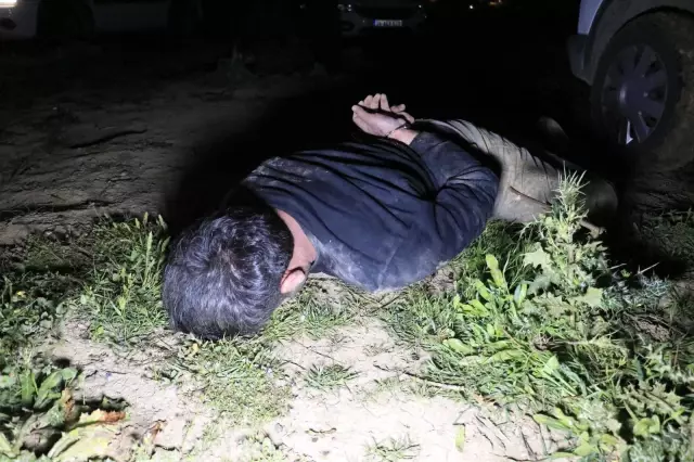 10 kilometre kaçıp tarlaya girdi, aracını tarlada bırakıp saklanırken yakalandı 10 kilometre kaçıp tarlaya girdi, aracını tarlada bırakıp saklanırken yakalandı