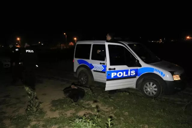 10 kilometre kaçıp tarlaya girdi, aracını tarlada bırakıp saklanırken yakalandı 10 kilometre kaçıp tarlaya girdi, aracını tarlada bırakıp saklanırken yakalandı