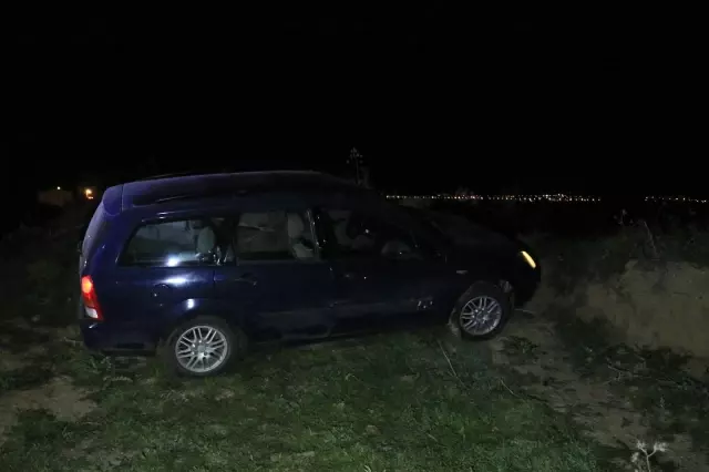 10 kilometre kaçıp tarlaya girdi, aracını tarlada bırakıp saklanırken yakalandı 10 kilometre kaçıp tarlaya girdi, aracını tarlada bırakıp saklanırken yakalandı