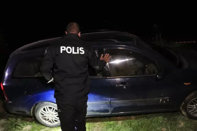 10 kilometre kaçıp tarlaya girdi, aracını tarlada bırakıp saklanırken yakalandı 10 kilometre kaçıp tarlaya girdi, aracını tarlada bırakıp saklanırken yakalandı
